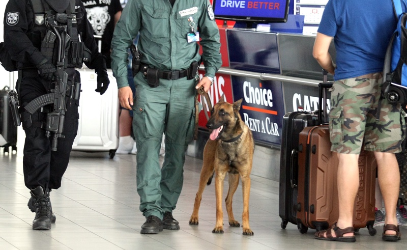 Ausreiseverbot — Zollkontrolle mit Spürhund