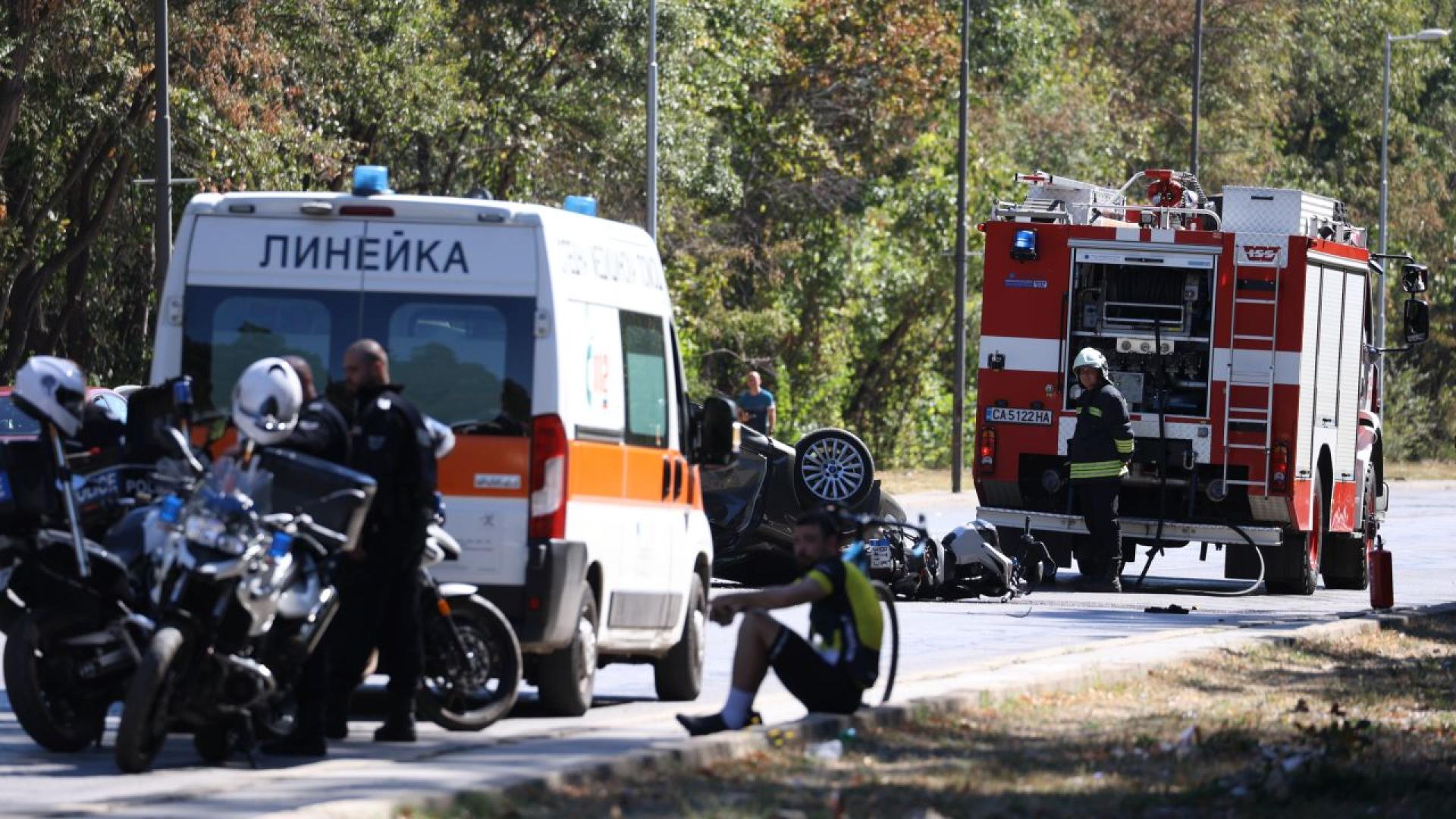 Verkehrsunfallstelle — Rettungswagen, Feuerwehr und Polizei